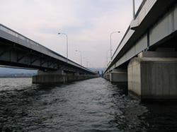 冬の定番琵琶湖大橋、航路周辺は釣り禁止ですよ！